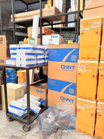 สต็อกสินค้าอุปกรณ์ไฟฟ้า CHINT Electric จำนวนมาก